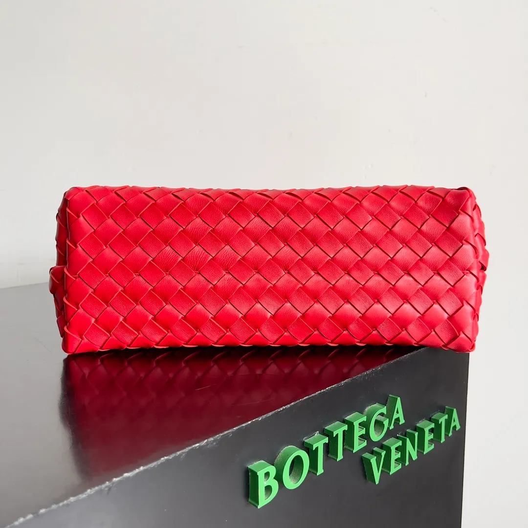 The 2023 new Andiamo batch of 2260 BV has been shipped‼ ️Really popular🔥The new Andiamo woven handbag launched by Bottega Veneta this season is really popular all over the world! ! Celebrities at home and abroad have worn it, and Oscar-winning actress Michelle Yeoh has taken it out on the street. Song Jia, Trai Yara, Yu Feihong, Sanji Ayaka, Rosie Hunting-Whiteley, Yoshioka Riho, etc. have all picked up this bag. It is classic and versatile, showing off its temperament, and the bag capacity is also large, which is very convenient for daily commuting! ! A variety of carrying methods, the shoulder straps can be adjusted by yourself, the original lambskin feels soft and delicate, and the unisex style breaks the gender boundaries and brings a more practical and long-lasting use experience. Andiamo, which has both elegant and casual styles, perfectly interprets the true appearance of "fashionable old money style". Style number: 743572 Size: 32*24*12